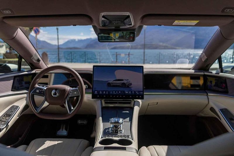 Daniel Craig představí v Evropě model Denza Z9 GT.