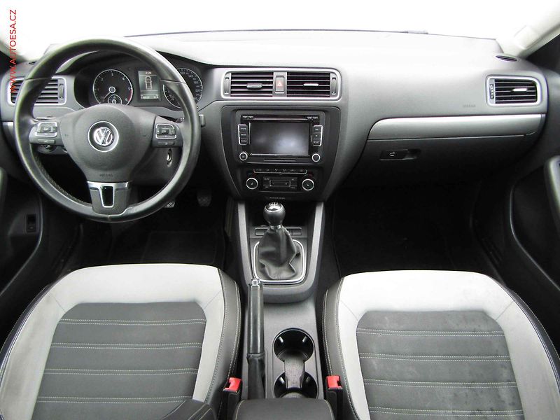 Volkswagen Jetta (2011) 1.6 TDi, ČR, AC, tempo, park - fotka 8 z 19