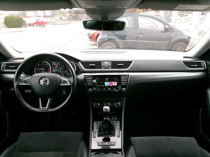 Škoda Superb (2015) 2,0TDI NAVI ACC 4x4 - fotka 18 z 36