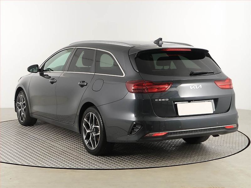 Kia Ceed (2023) Gold 1.5 T-GDI, Serv.kniha - fotka 4 z 17