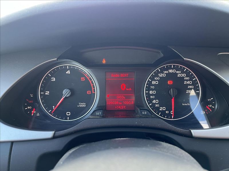 Audi A4 2,0 TDi KLIMA XENON 2x KOLA - fotka 20 z 33