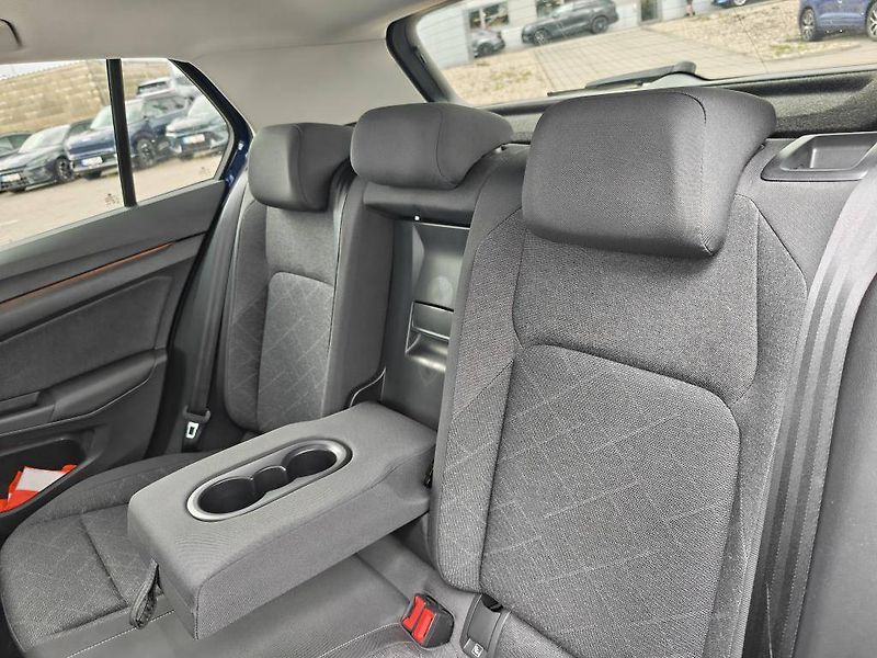 Volkswagen Golf Life 1,0TSi - fotka 8 z 21