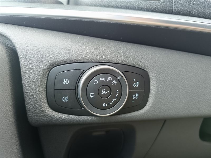 Ford Tourneo Custom 2,0 TDCi Titánium X, L2 - fotka 21 z 23