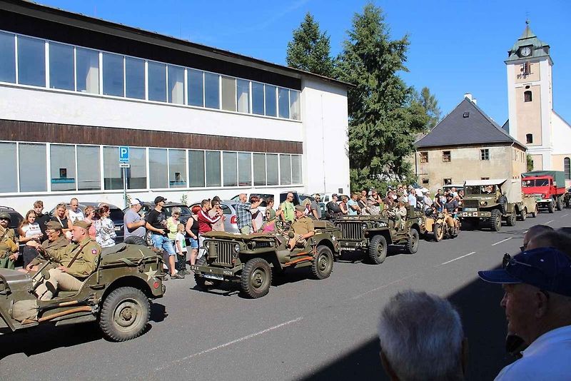 Srdce každého nadšence pro historickou vojenskou techniku muselo opravdu zaplesat. Vozidel v krušnohorském městysu Kovářská bylo k vidění více než požehnaně.