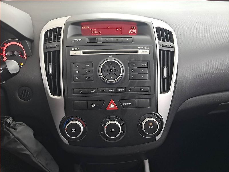 Kia Ceed (2010) 1.4 CVVT, Park. senzory - fotka 12 z 14