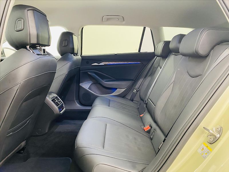 Škoda Superb 2,0 TDI DSG 110 kW L&K - fotka 6 z 27