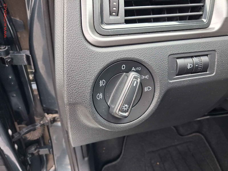 Škoda Rapid (2016) 1.2 TSi, Joy, xenon, navi - fotka 14 z 18