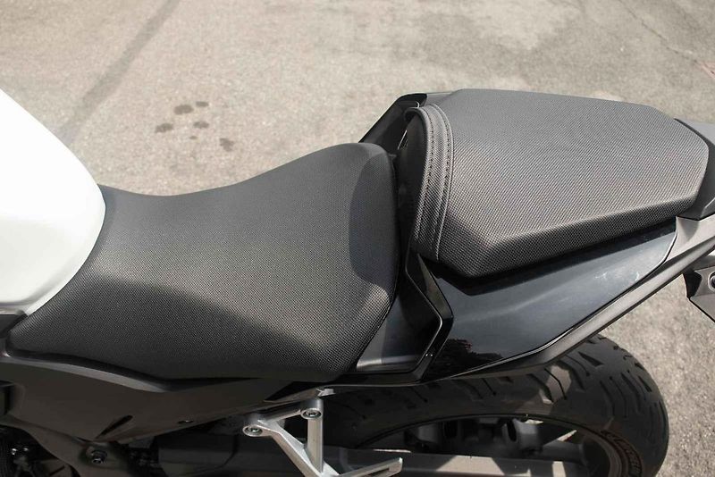 Na pohled velká motorka bude ergonomicky příjemná i pro holky a menší jezdce.