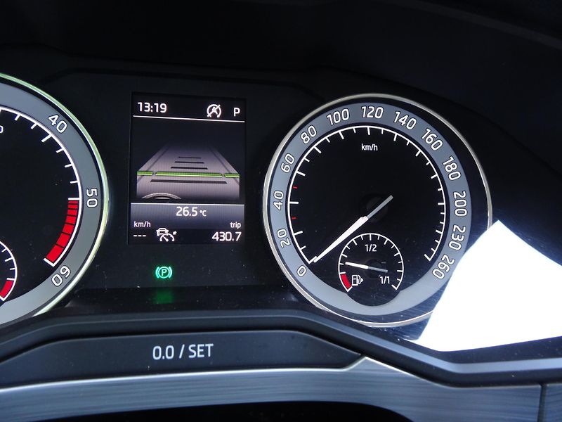 Škoda Superb 2.0TDi DSG Taž.zař. Plná nádrž - fotka 16 z 41