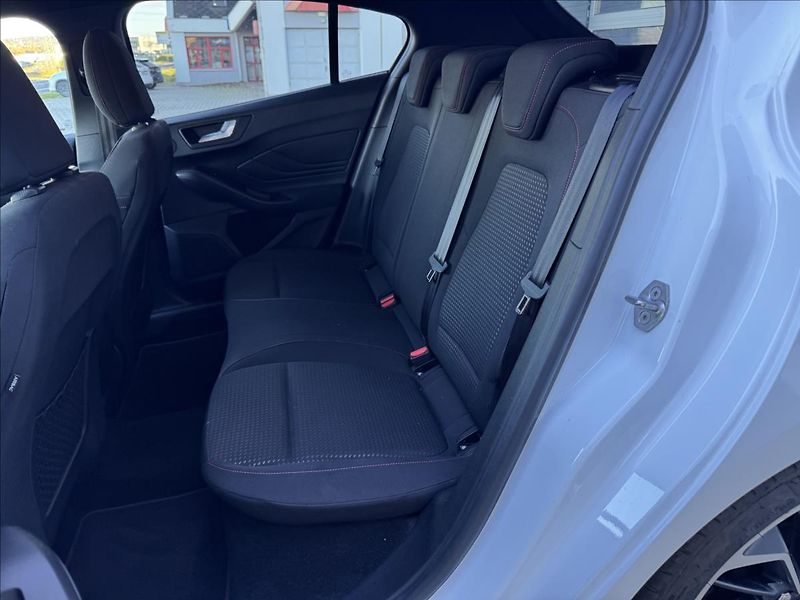 Ford Focus 1,0 ST-Line - fotka 9 z 16