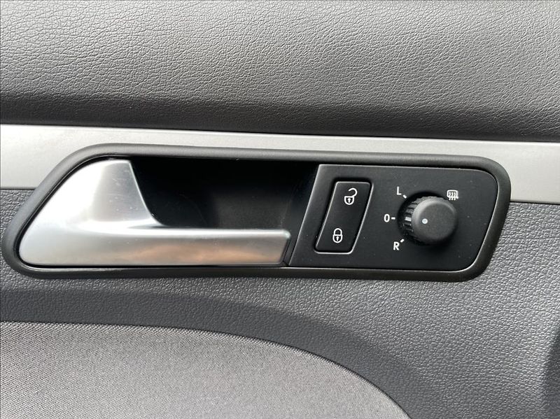 Volkswagen Touran 1,6 TDi  Navigace,Climatronic - fotka 12 z 49