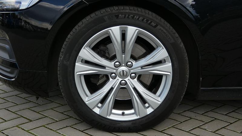 Volvo V90 B4 AWD Diesel Momentum - fotka 23 z 23