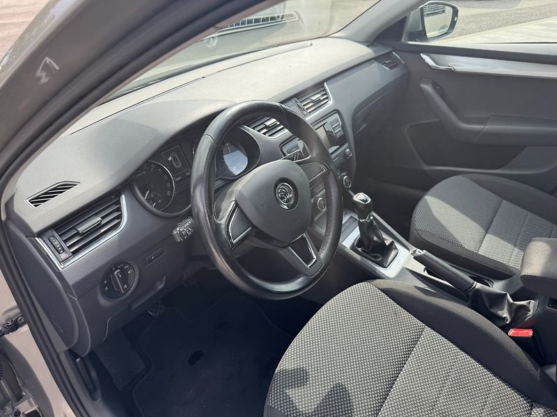 Škoda Octavia (2015) Ambition 1.6 TDI 81kW - fotka 11 z 29