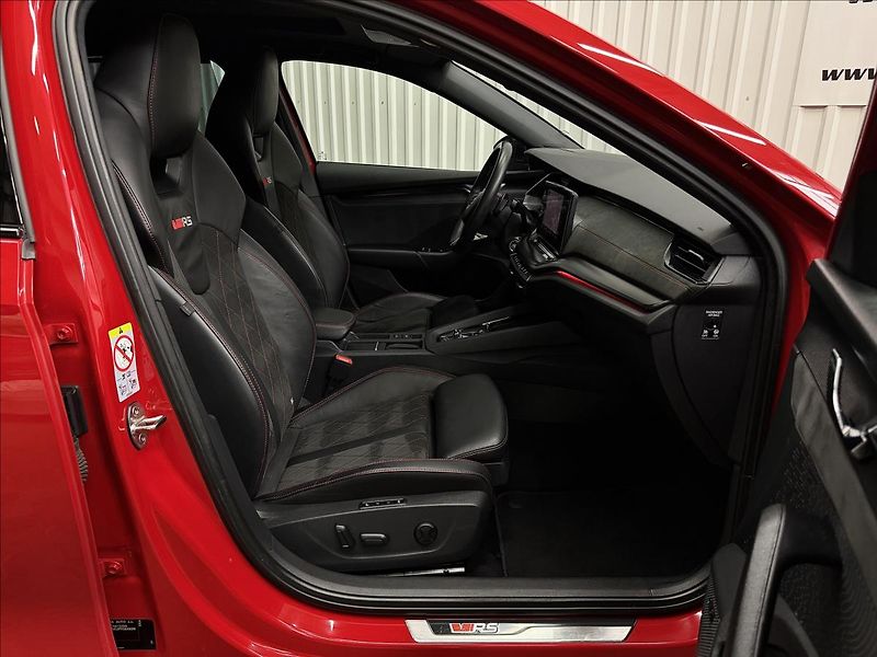 Škoda Octavia 2.0TDI 147kW DCC PANO RS PLUS - fotka 48 z 53