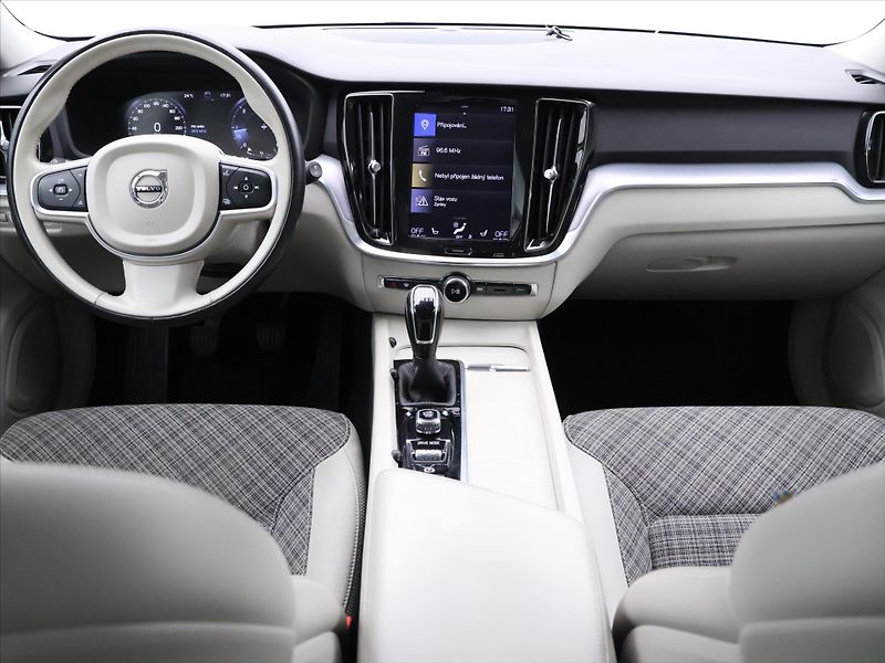 Volvo V60 2,0 D3 110kW Drive-E Momentum - fotka 23 z 30