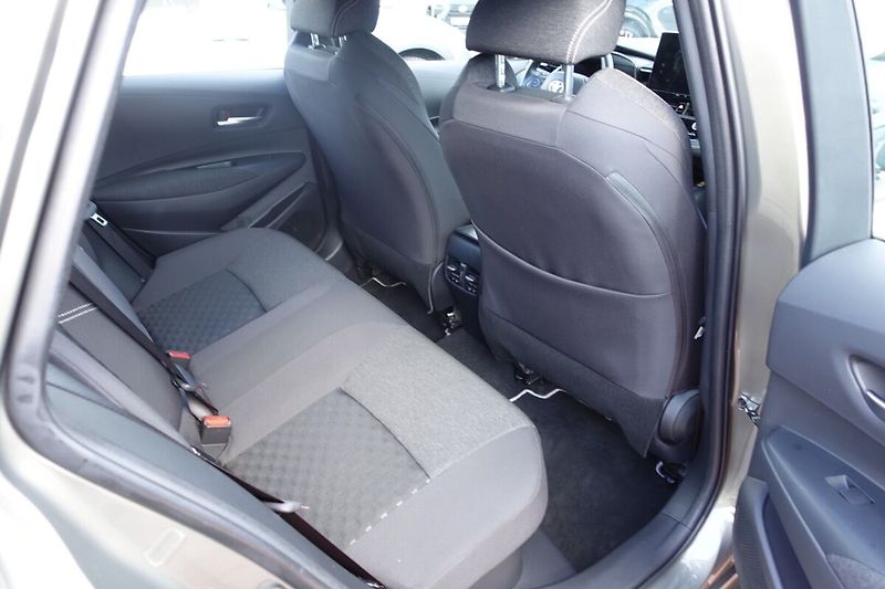 Toyota Corolla 2,0HSD e-CVT Comfort Tech - fotka 13 z 33