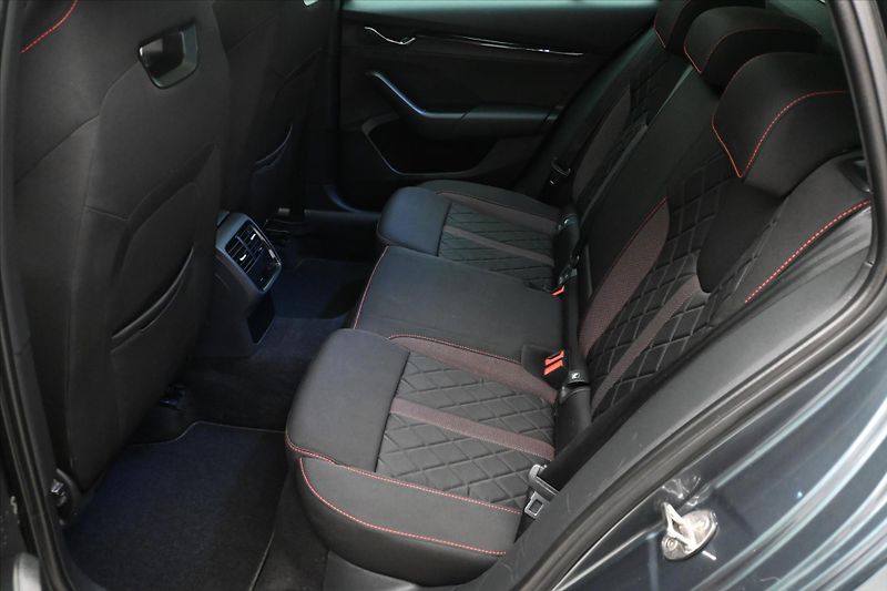 Škoda Octavia 1,4 TSI iV RS 180 kW DSG Záruk - fotka 14 z 31