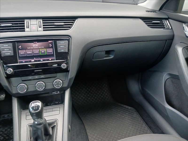 Škoda Octavia 1,6 TDI 85Kw plný servis - fotka 15 z 19
