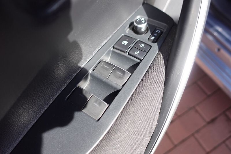 Toyota Corolla 1.5 BA 6 MT Comfort + Tech - fotka 10 z 32