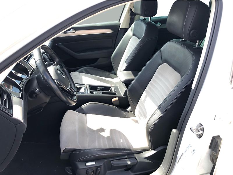 Volkswagen Passat Variant 2.0 TDi 4-Motion HIGHL - fotka 11 z 29