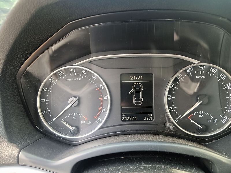 Škoda Octavia 1.9 TDI PD DPF Ambiente Combi - fotka 11 z 21