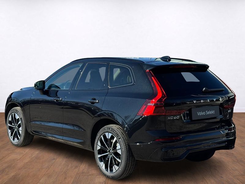 Volvo XC60 (2026) PLUS B5, 360°, Harman, Matrix - fotka 3 z 21