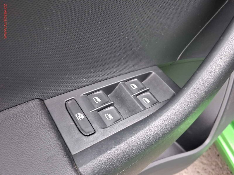 Škoda Rapid (2014) 1.6 TDi, Sport, xenon, panor - fotka 13 z 17