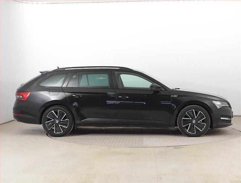 Škoda Superb (2023) Sportline 1.5 TSI - fotka 6 z 28