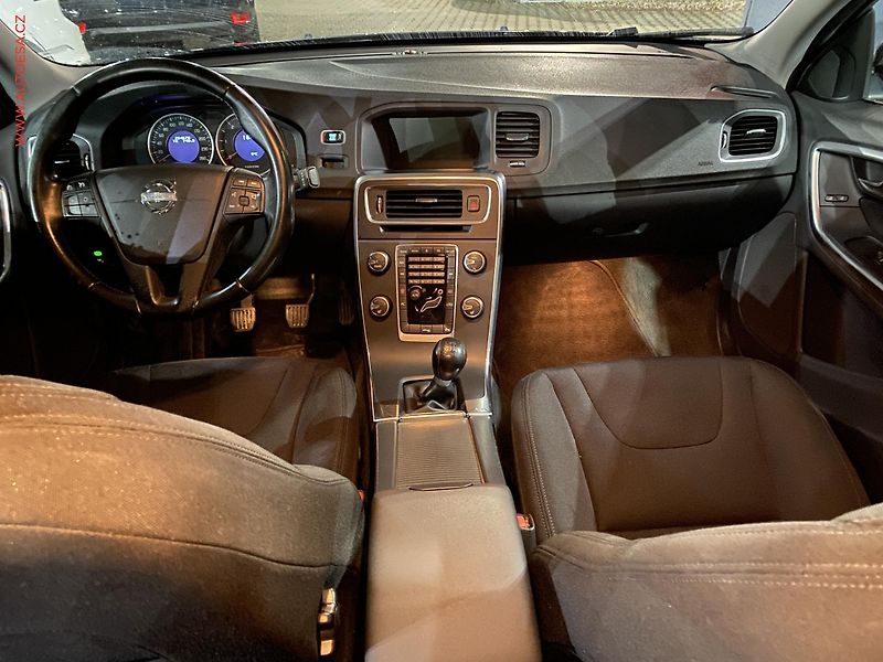 Volvo S60 (2012) 2.0 D3, Navi - fotka 8 z 17