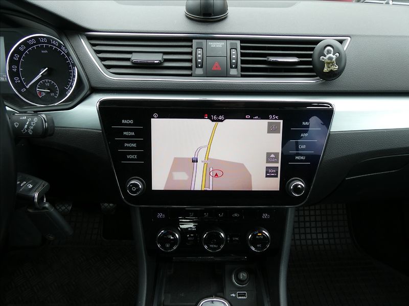 Škoda Superb 1,6 TDi 88kW DPH 2x kola - fotka 23 z 35