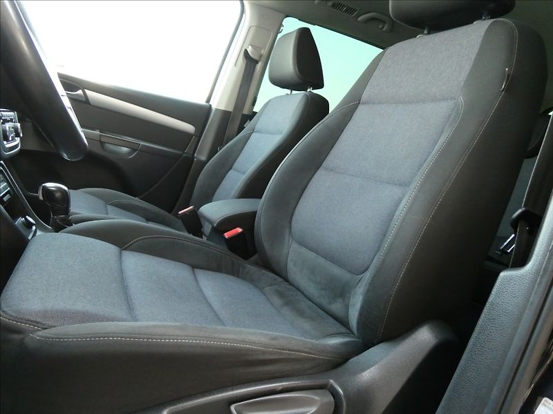 Volkswagen Sharan 2,0 TDi DSG STYLE serviska - fotka 33 z 48