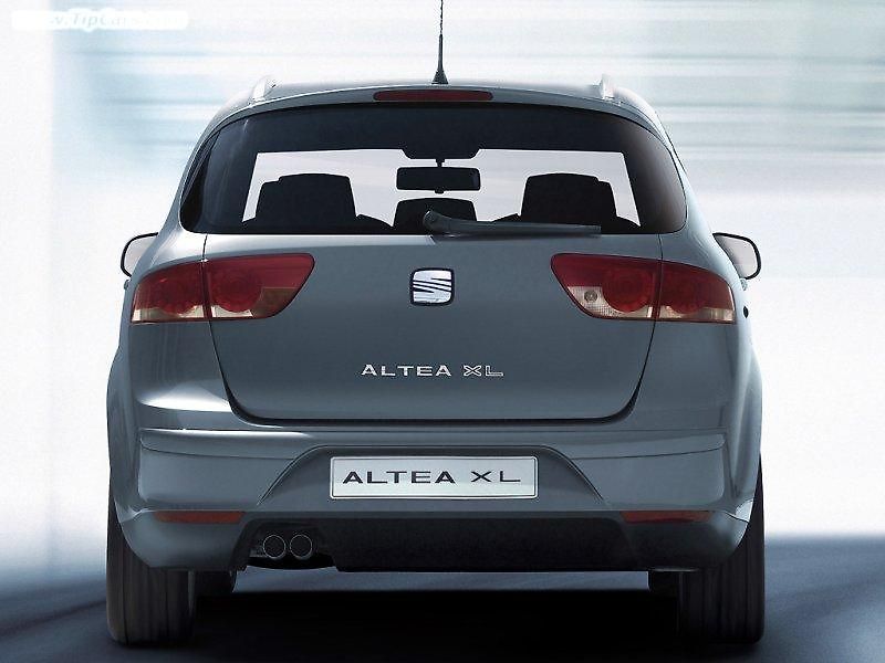 Zepředu žádná změna. Altea XL má typickou tvář současných modelů Seat se stěrači ukrytými do předních sloupků karosérie.