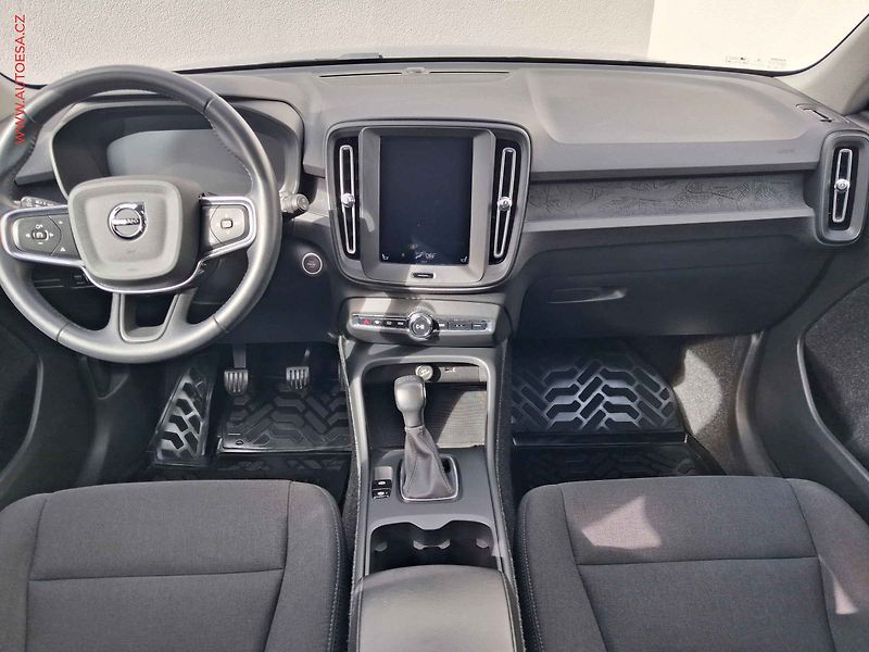 Volvo XC40 (2021) 1.5 T2, 2.maj,ČR, Momentum - fotka 8 z 16