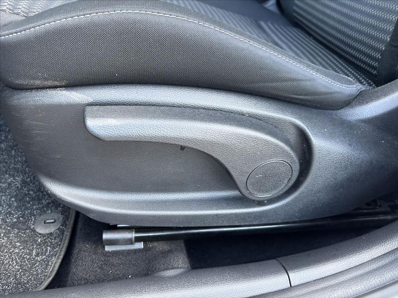 Kia Ceed 1,5 TGDi 118kW TOP ZÁRUKA NAVI - fotka 11 z 40