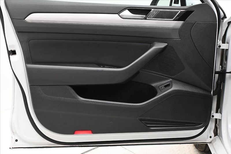 Volkswagen Passat 2,0 TDI 110 kW DSG Business Zá - fotka 25 z 32