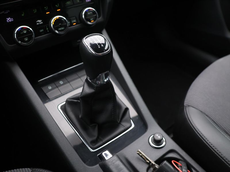 Škoda Octavia 1.6 TDI Style+ CZ LED Navi - fotka 23 z 32