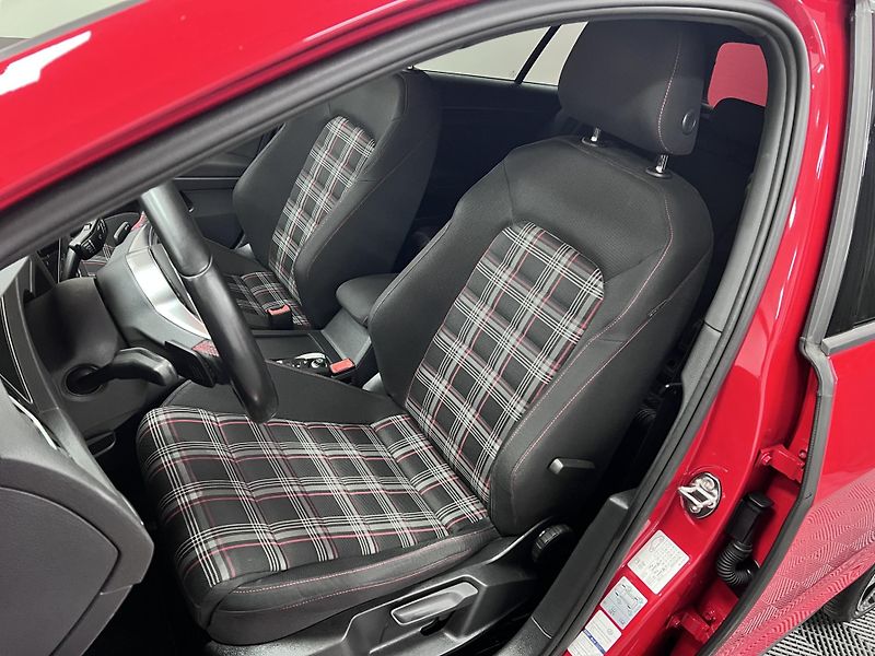 Volkswagen Golf GTI Performance 180 kW - fotka 14 z 50