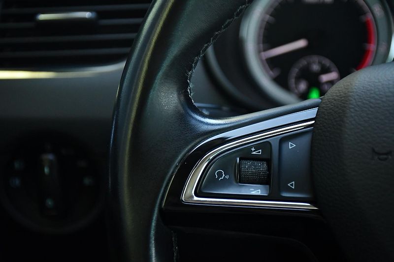Škoda Octavia 1.4G-TEC LED DSG NAVI PDC - fotka 23 z 35
