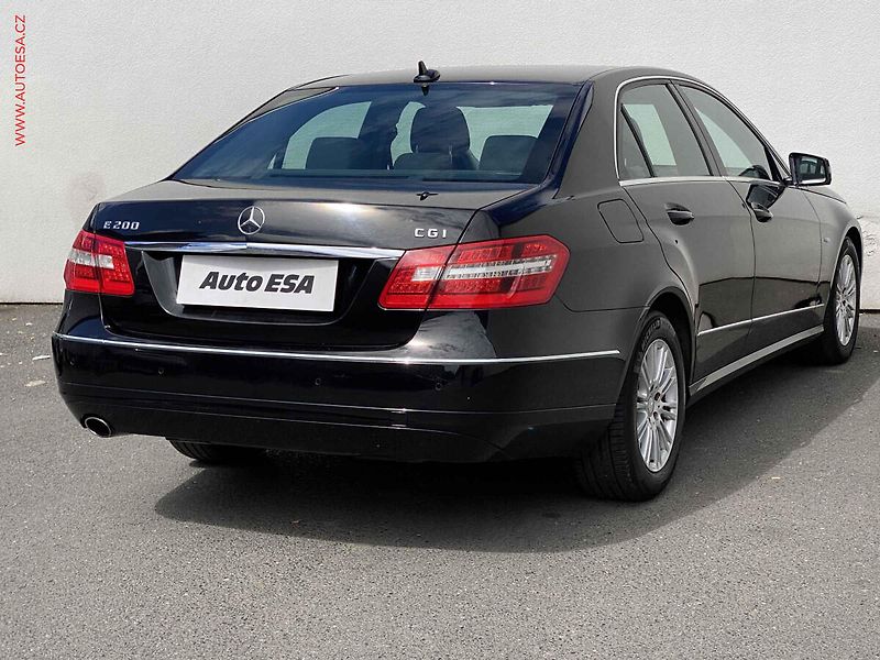 Mercedes-Benz Třídy E (2010) 1.8CGi E200, AT, bixen, šíbr - fotka 4 z 22