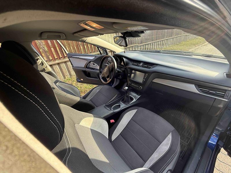 Toyota Avensis (2016) Combi + tažné  - fotka 11 z 19