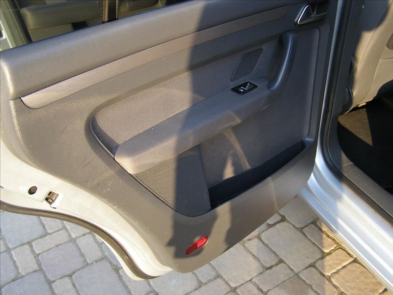 Volkswagen Touran 1,2   77KW REZERVACE - fotka 18 z 39