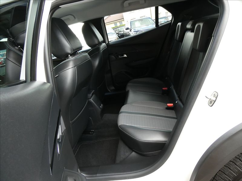 Peugeot 2008 1,2 PureTech 96kW AT8, ALLURE - fotka 24 z 49