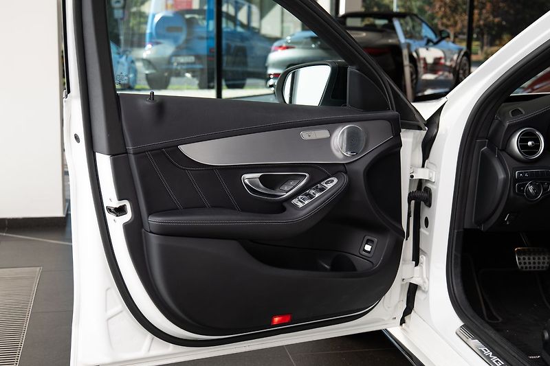 Mercedes-Benz Třídy C Burmester/Pano - fotka 6 z 19