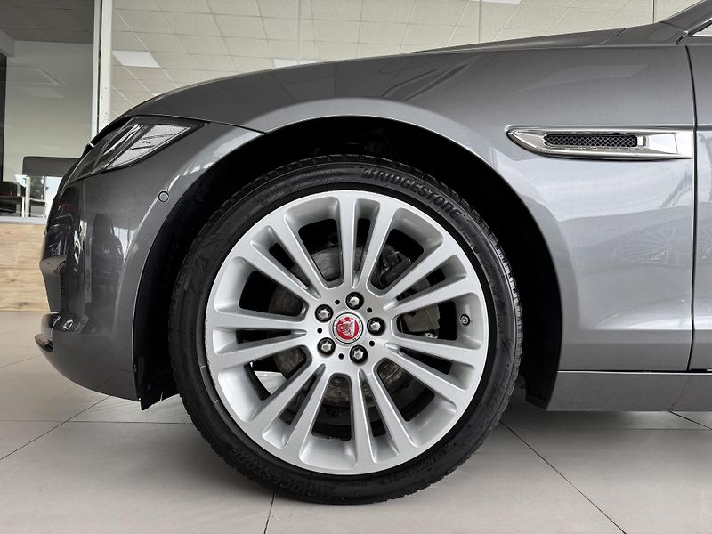 Jaguar XF 25d AWD*FullLED*360Kam*Panoram - fotka 40 z 41