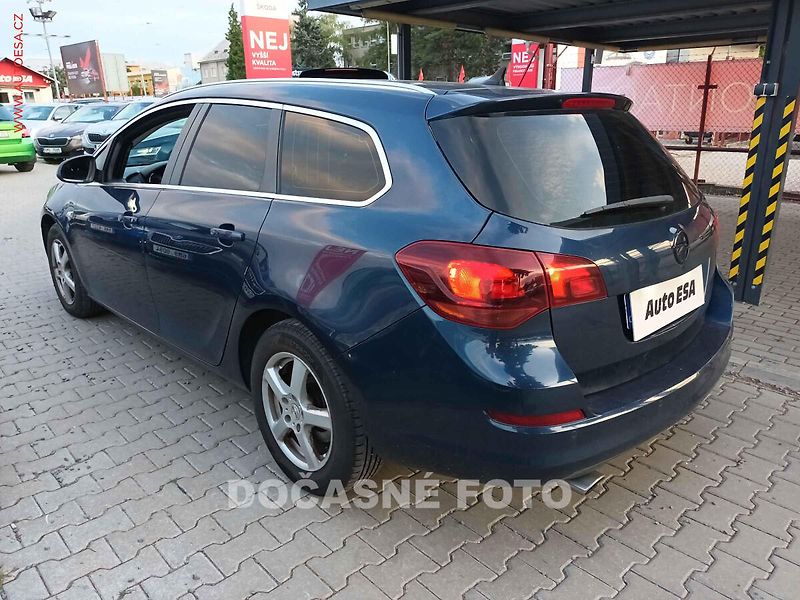 Opel Astra (2012) 2.0CDTi Sports Tourer, AT - fotka 2 z 3