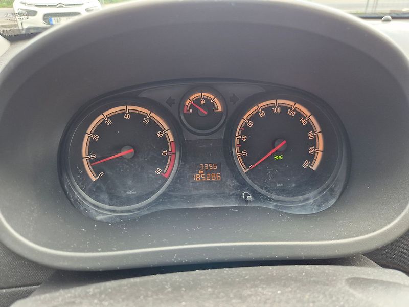 Opel Corsa 1.2 63kW 2.majitel ČR - fotka 13 z 21