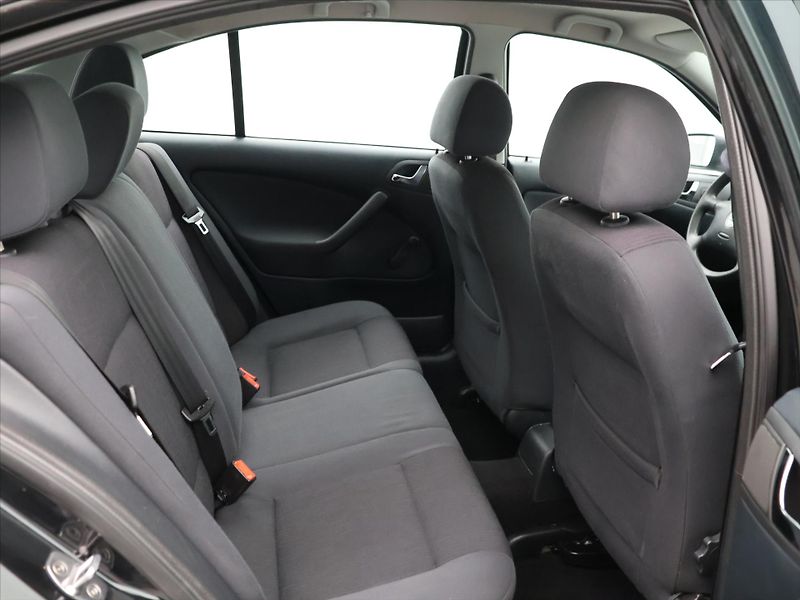 Škoda Octavia 1,6 MPI 75kW Tour Klima 2.Maj - fotka 12 z 26