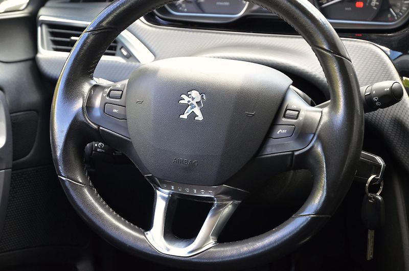 Peugeot 2008 (2017) 1.2 PT 60kW KLIMA / TAŽNÉ - fotka 14 z 28