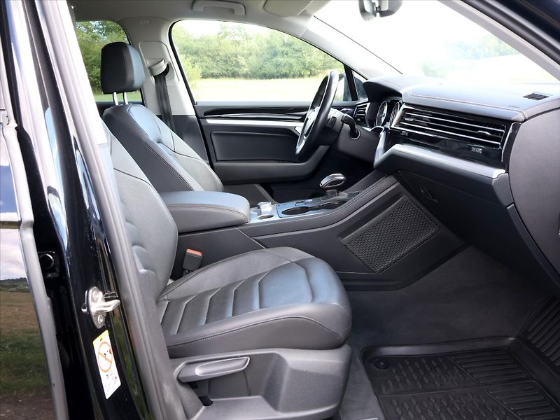 Volkswagen Touareg 3,0 TDI 170kW DSG 4M LED CZ - fotka 13 z 32