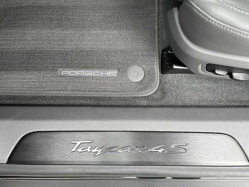 Porsche Taycan 4s Sport Turismo - fotka 20 z 30